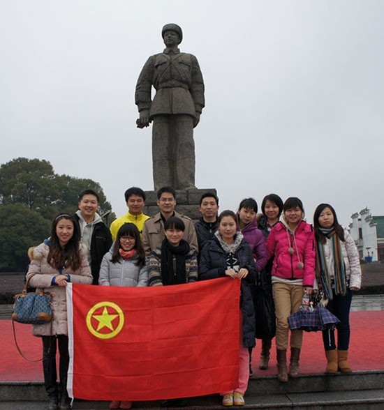 “学雷锋，献爱心”——中国共产主义青年团亚英体育委员会开展慰问贫困学生助学活动